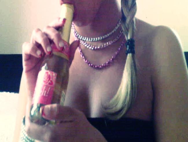 Squirt Queen Porno Video: Kleiner Prosseco Fuck