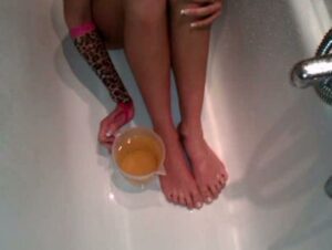 Squirt Queen Porno Video: Natusekt gesammelt und übergossen (3)